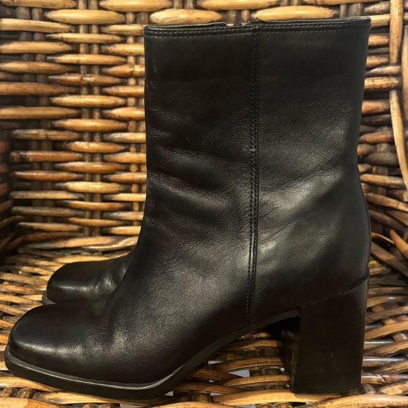Amanda Smith Black Leather Heeled Ankle Booties  in size 7. Great condition - Picture 3 of 16